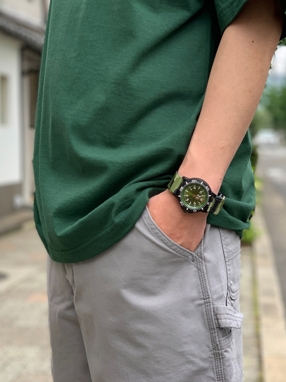 ブラック系のスニーカー、グリーン系のTシャツ/カットソーを着用したメンズの夏コーディネートの4枚目の写真