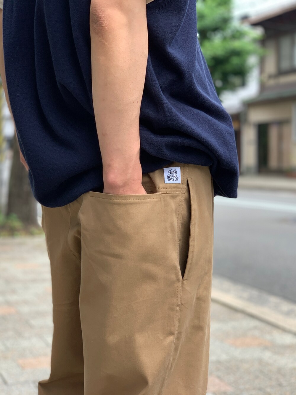 ブラック系のスニーカーを着用したメンズの夏コーディネートの5枚目の写真