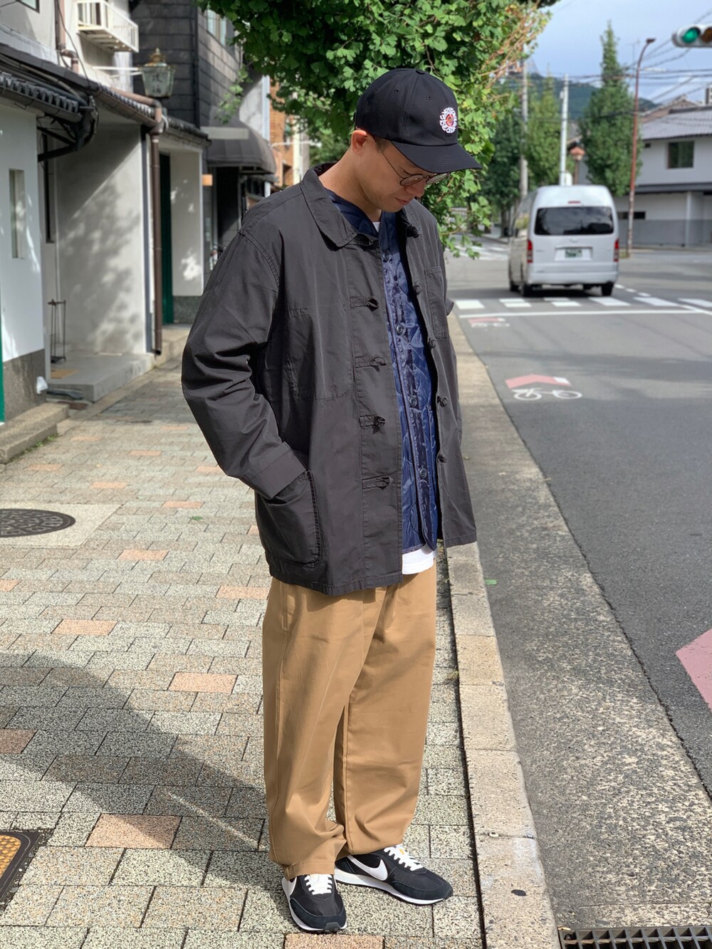 「benchkyoto、ストリート、オーバーサイズ、ビッグシルエット、スニーカー、チャイナシャツ、ベスト、チノパン、キャップ」｜「LASER BARCELONAのアイテム（チノパンツ、ベージュ系）」を使った、BENCHさん（メンズ・178cm）の冬コーディネートの2枚目の写真