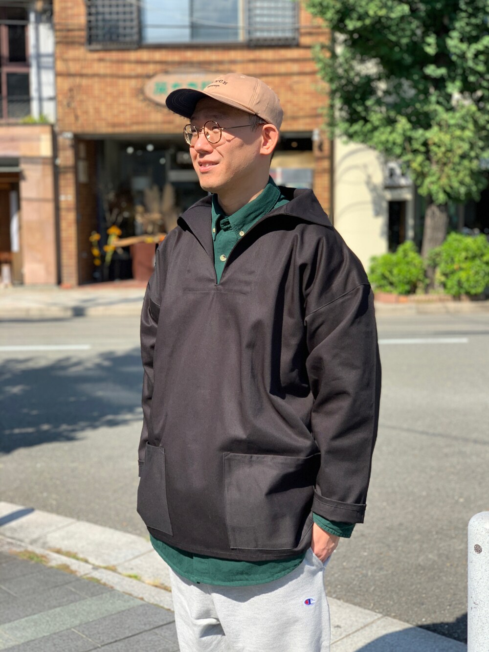 グレー系のスウェットパンツ、ブラック系のカバーオール、グリーン系のシャツ/ブラウスを着用したメンズの秋コーディネートの3枚目の写真