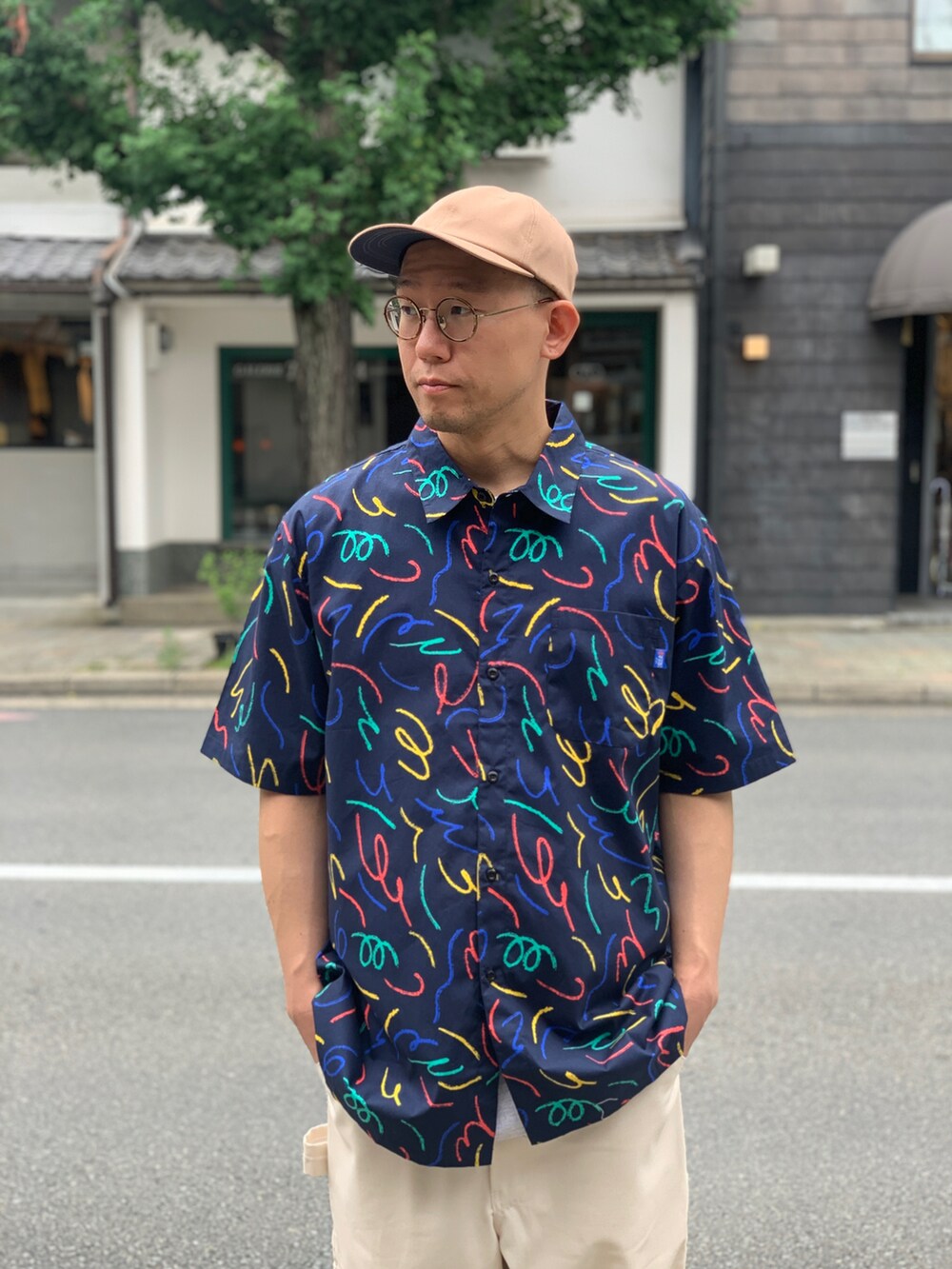 ベージュ系のチノパンツを着用したメンズの秋コーディネートの3枚目の写真