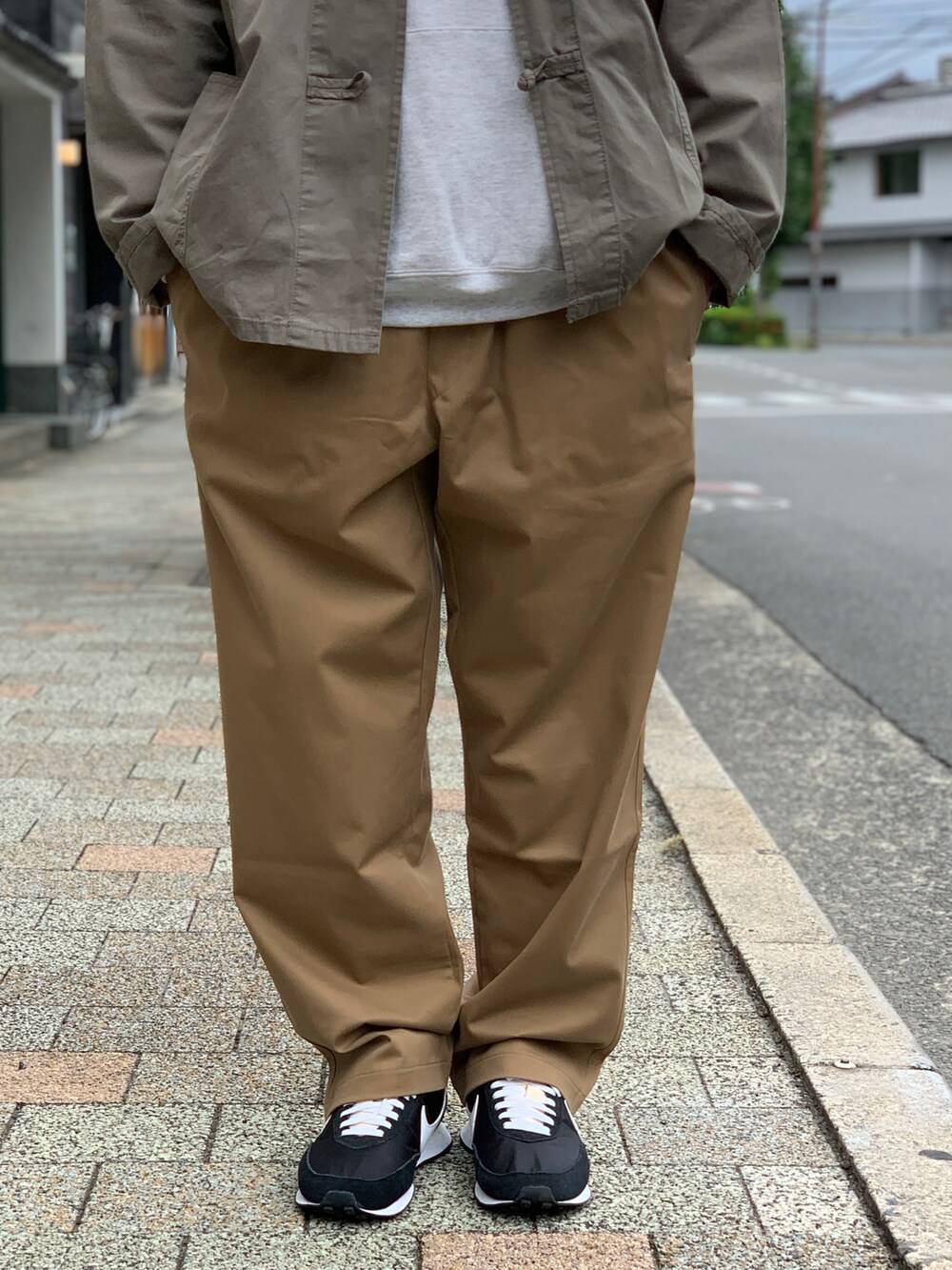 ベージュ系のチノパンツ、ブラウン系のジャケット/アウターを着用したメンズの秋コーディネートの5枚目の写真