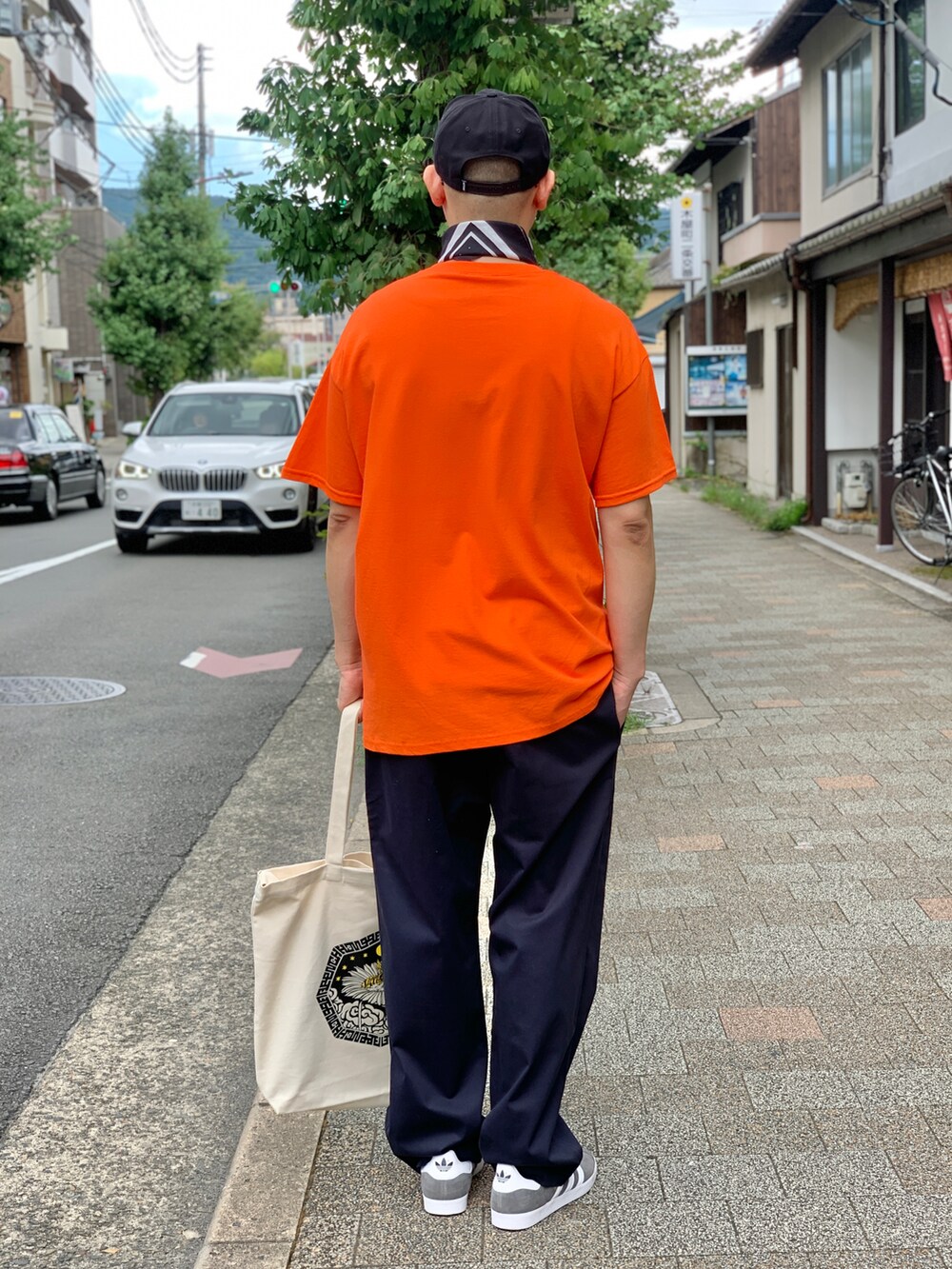 ブルー系のチノパンツ、ブラック系のスニーカーを着用したメンズの秋コーディネートの2枚目の写真