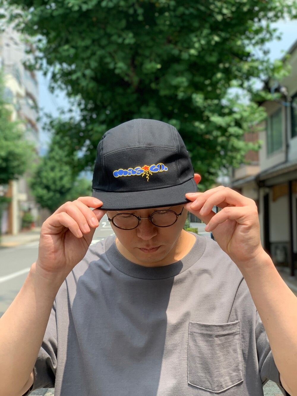 グレー系のTシャツ/カットソー、レッド系のその他パンツ、ブラック系のスニーカーを着用したメンズの夏コーディネートの3枚目の写真