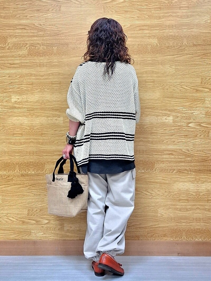 ホワイト系のカーディガン/ボレロ、グレー系のTシャツ/カットソー、ベージュ系のその他パンツを着用したレディースの春コーディネートの3枚目の写真