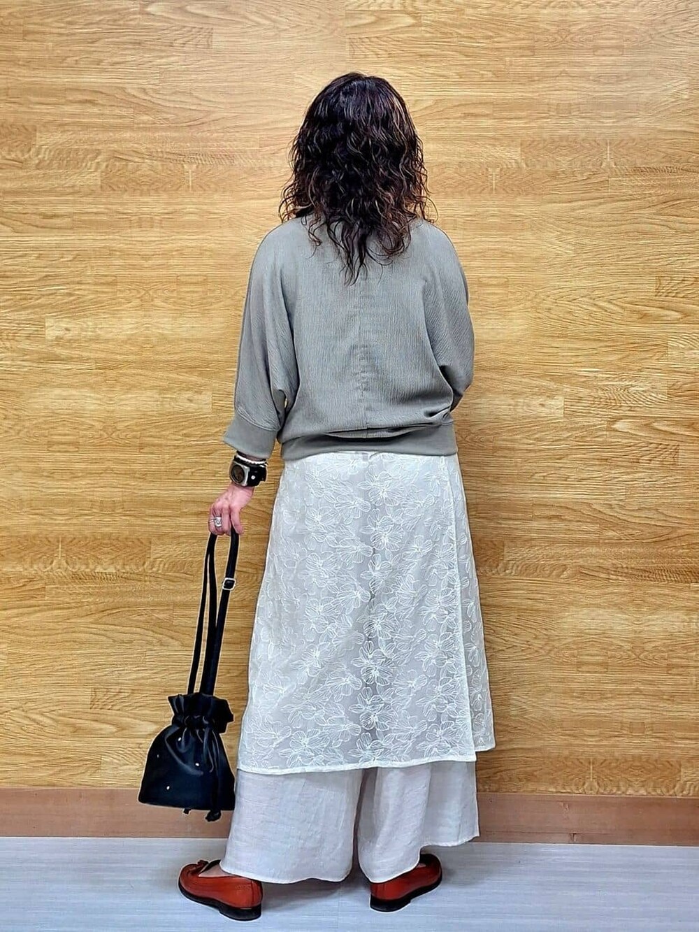 ブラウン系のTシャツ/カットソー、ホワイト系のスカート、ベージュ系のその他パンツを着用したレディースの春コーディネートの5枚目の写真