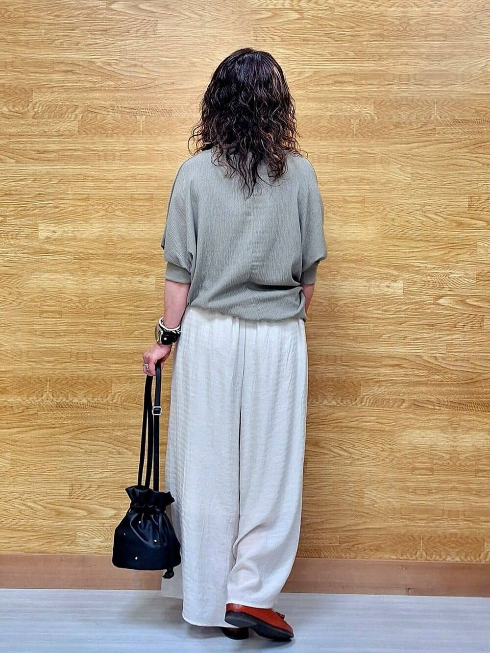 ブラウン系のTシャツ/カットソー、ホワイト系のスカート、ベージュ系のその他パンツを着用したレディースの春コーディネートの8枚目の写真