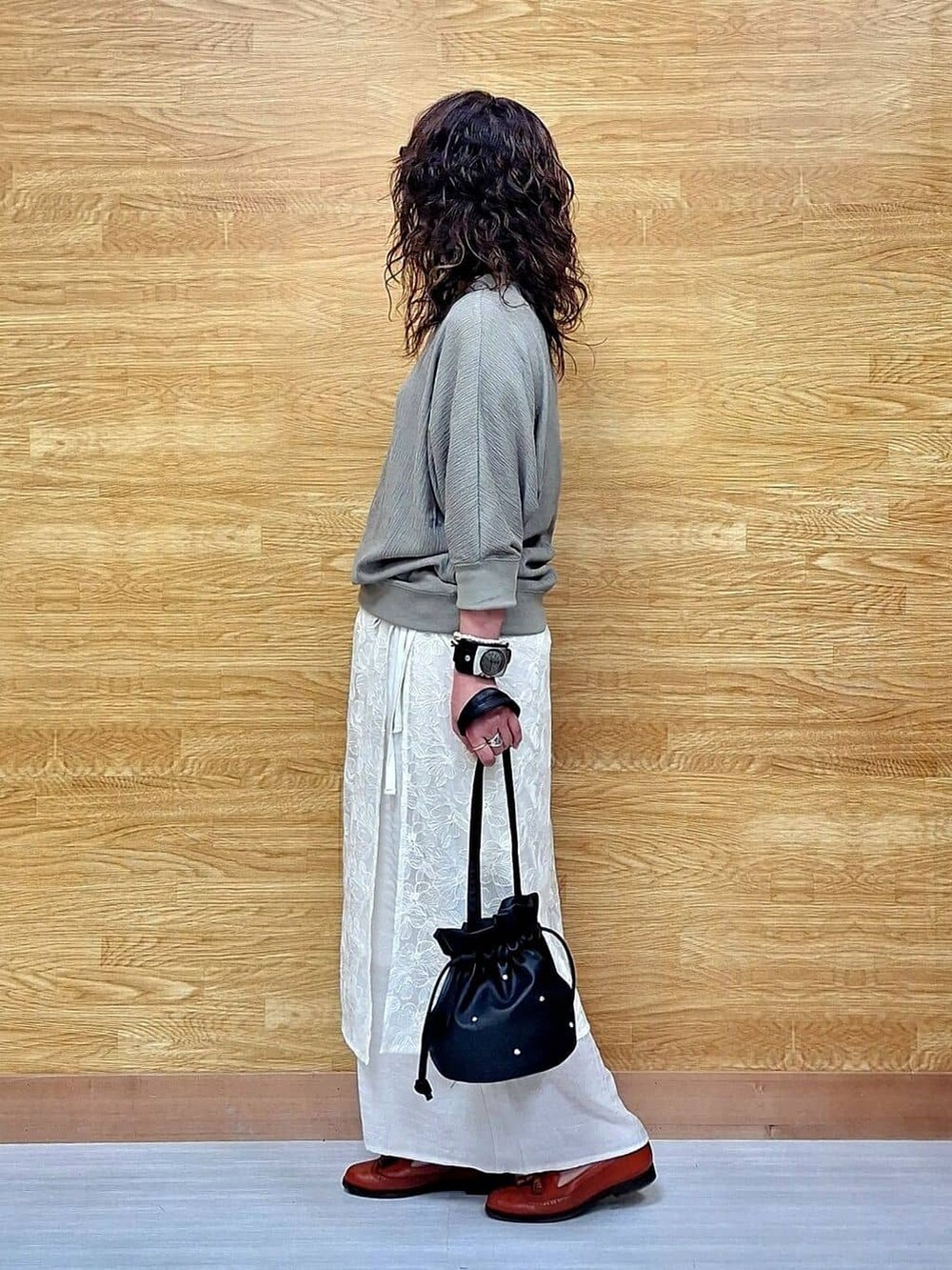ブラウン系のTシャツ/カットソー、ホワイト系のスカート、ベージュ系のその他パンツを着用したレディースの春コーディネートの4枚目の写真