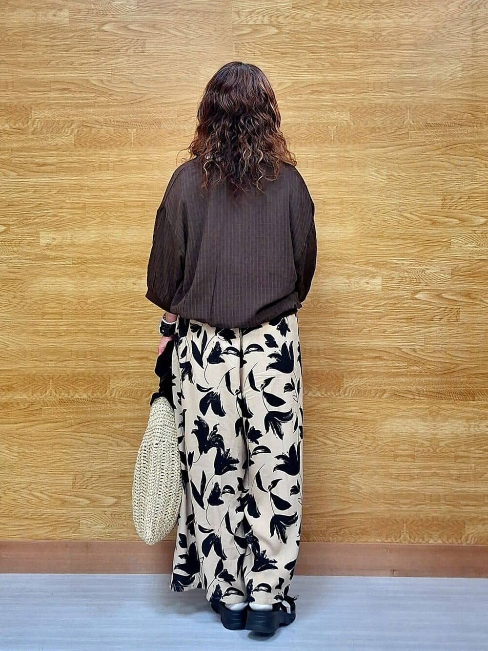 ブラウン系のカーディガン/ボレロ、ホワイト系のTシャツ/カットソー、ベージュ系のその他パンツを着用したレディースの夏コーディネートの4枚目の写真