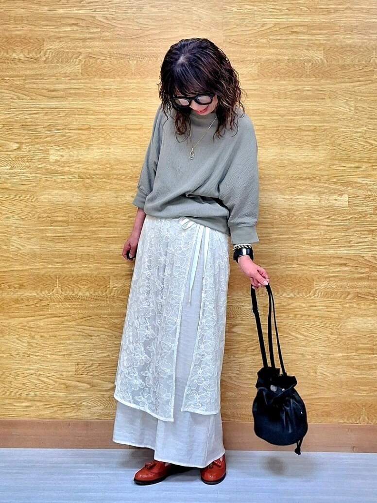 ブラウン系のTシャツ/カットソー、ホワイト系のスカート、ベージュ系のその他パンツを着用したレディースの春コーディネートの2枚目の写真