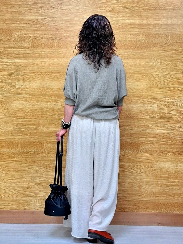 ブラウン系のTシャツ/カットソー、ホワイト系のスカート、ベージュ系のその他パンツを着用したレディースの春コーディネートの6枚目の写真