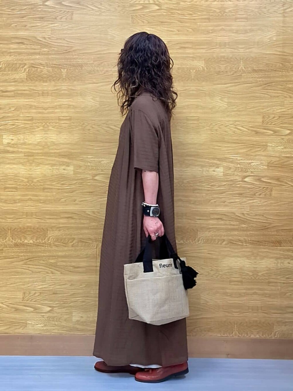 ブラウン系のワンピース、ベージュ系のその他パンツ、ブラック系のトートバッグを着用したレディースの春コーディネートの2枚目の写真