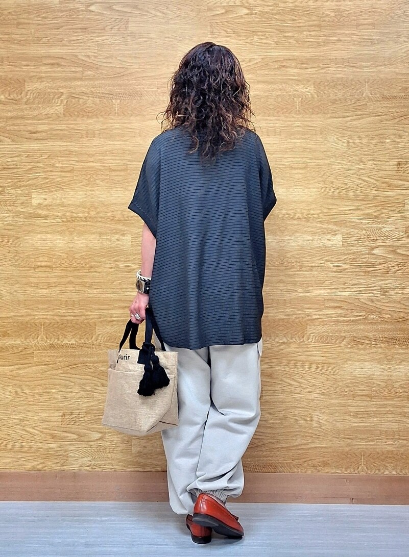 ホワイト系のカーディガン/ボレロ、グレー系のTシャツ/カットソー、ベージュ系のその他パンツを着用したレディースの春コーディネートの5枚目の写真