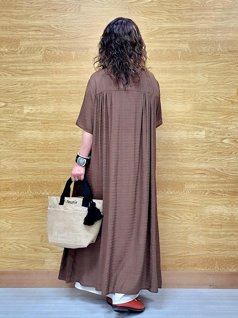 ブラウン系のワンピース、ベージュ系のその他パンツ、ブラック系のトートバッグを着用したレディースの春コーディネートの3枚目の写真