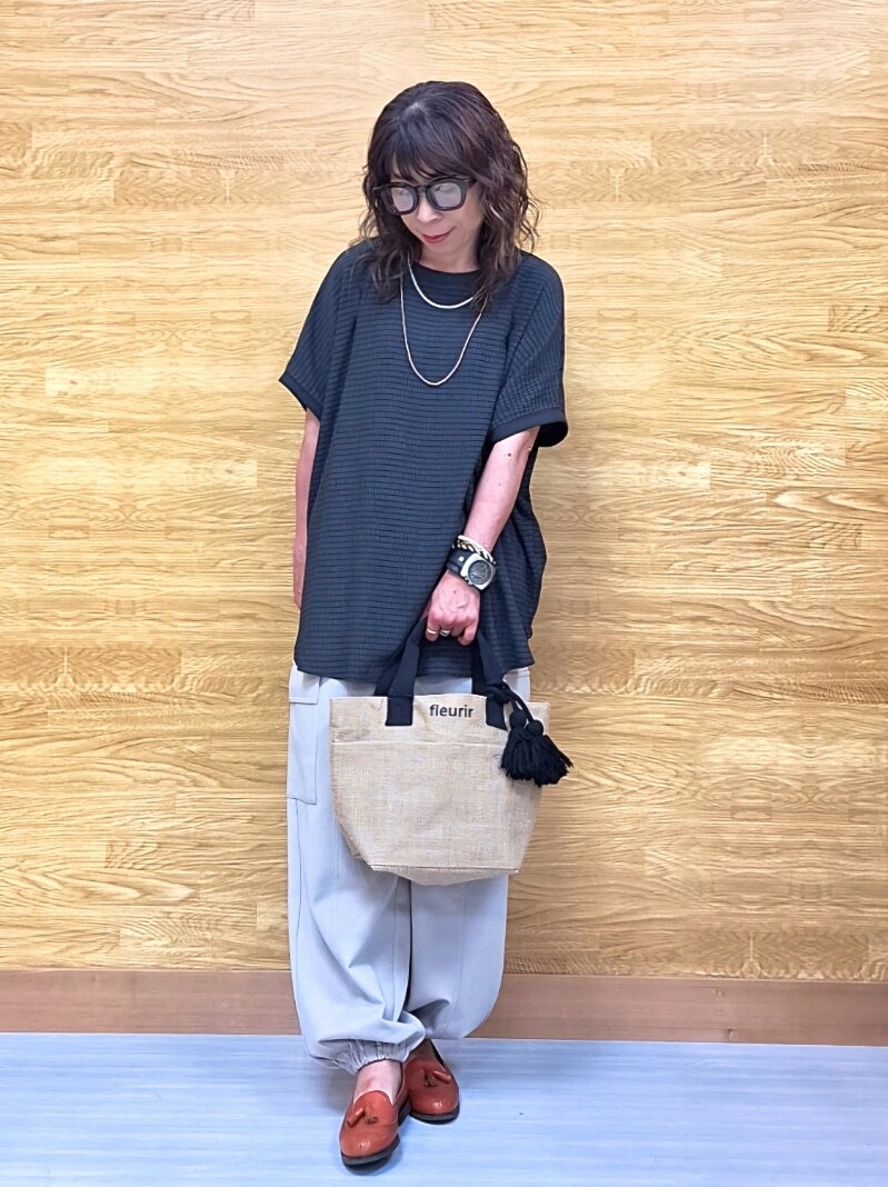 ホワイト系のカーディガン/ボレロ、グレー系のTシャツ/カットソー、ベージュ系のその他パンツを着用したレディースの春コーディネートの4枚目の写真