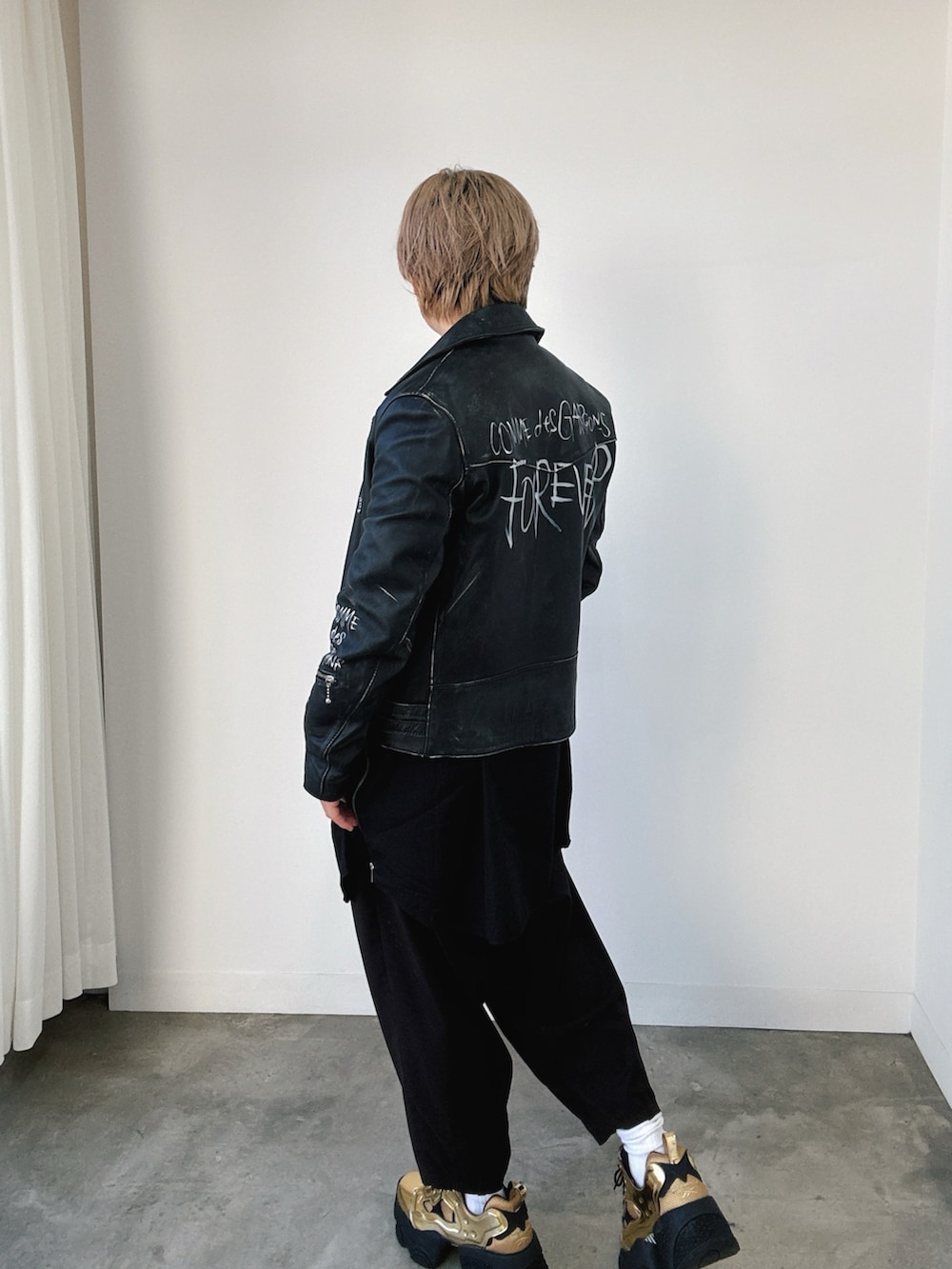 ブラック系のライダースジャケット、ブラック系のライダースジャケット、ブラック系のスラックスを着用したメンズの秋コーディネートの2枚目の写真