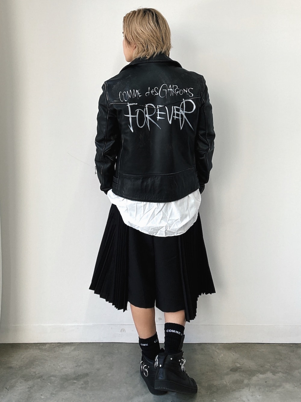 ブラック系のスニーカー、ブラック系のスニーカー、ブラック系のその他パンツを着用したメンズの春コーディネートの2枚目の写真