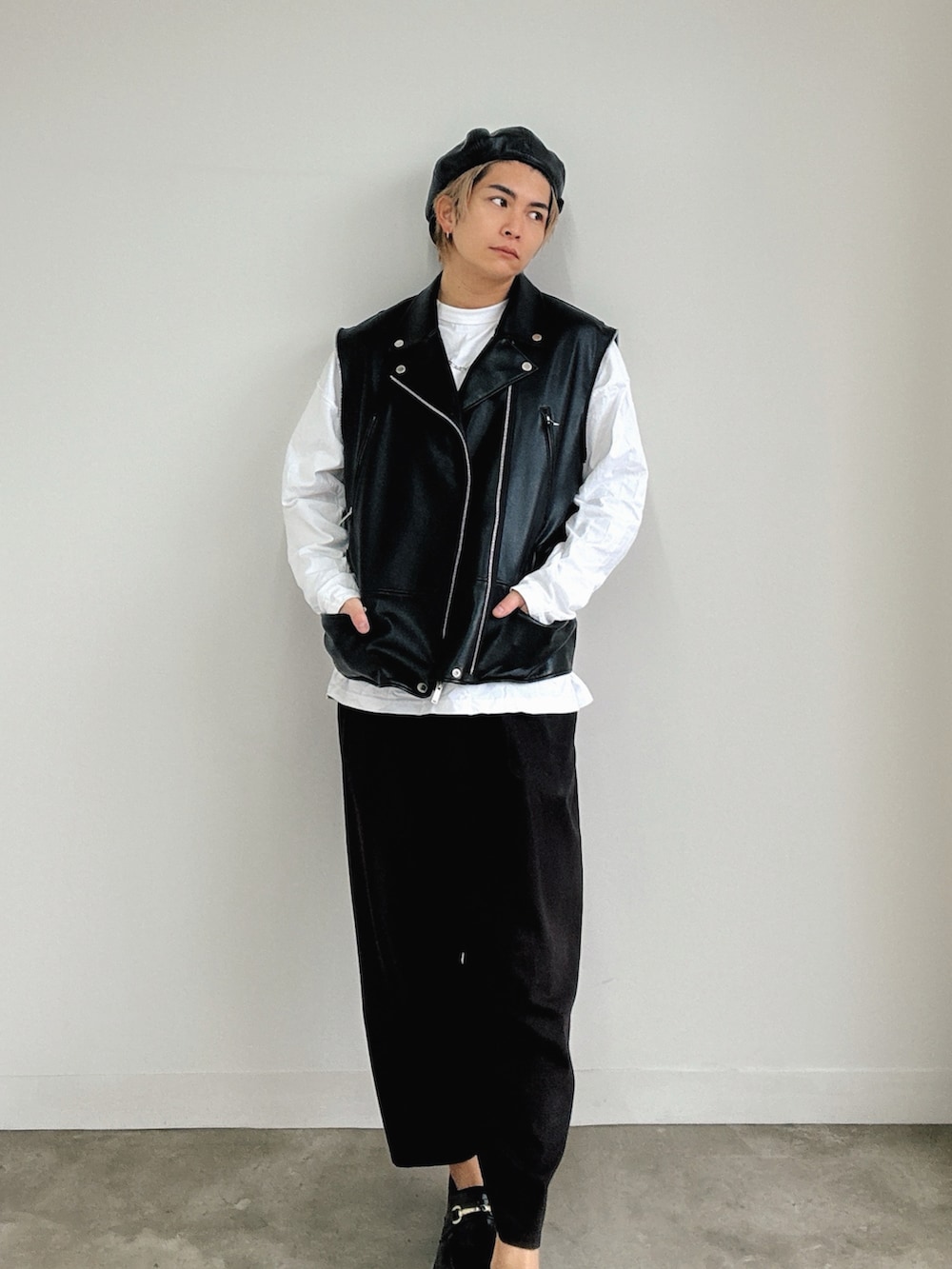 ブラック系のローファー、ブラック系のスラックス、ブラック系のライダースジャケットを着用したメンズの秋コーディネートの2枚目の写真