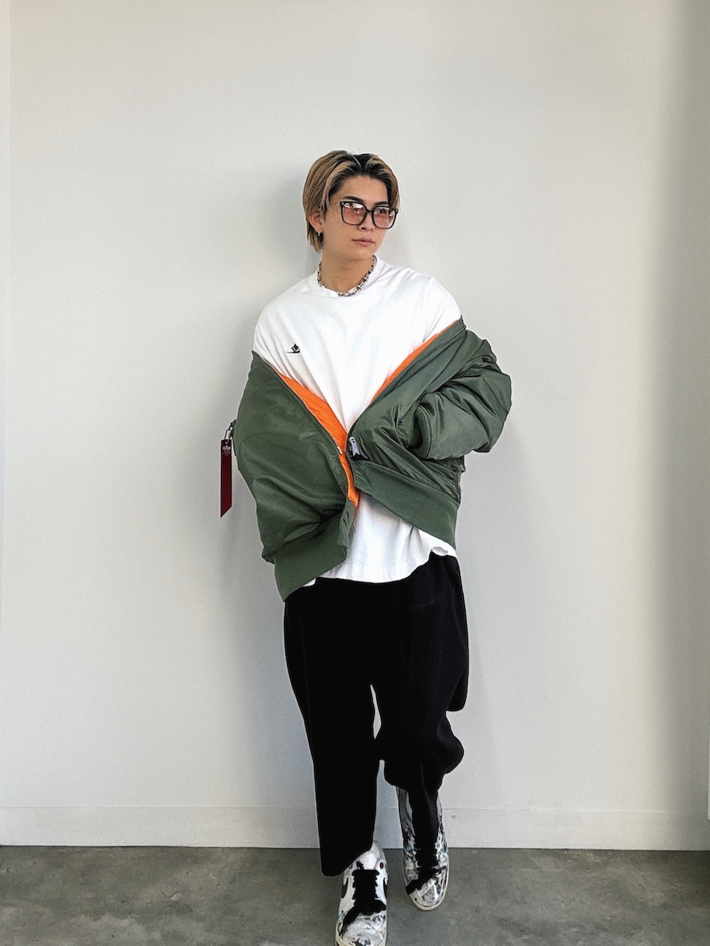 ホワイト系のスニーカー、ホワイト系のスニーカー、ブラック系のスラックスを着用したメンズの秋コーディネートの3枚目の写真