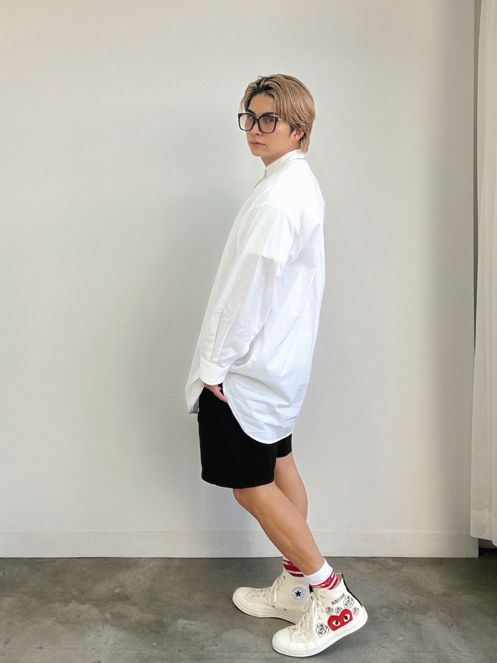 ベージュ系のスニーカー、ブラック系のその他パンツ、ホワイト系のシャツ/ブラウスを着用したメンズの秋コーディネートの2枚目の写真