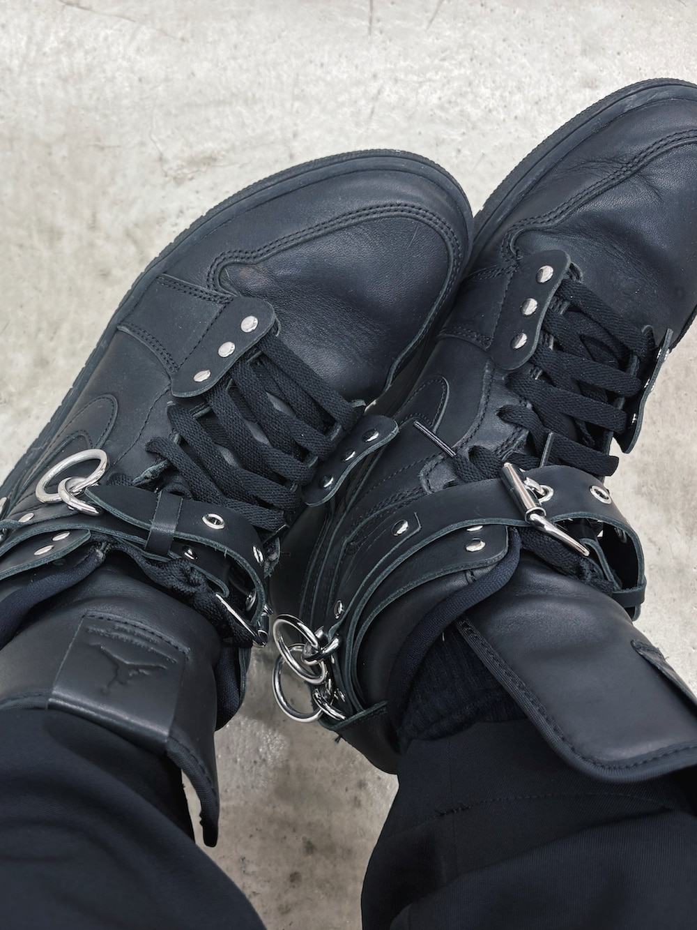 ブラック系のシャツ/ブラウス、ブラック系のスラックス、ブラック系のスニーカーを着用したメンズの冬コーディネートの4枚目の写真