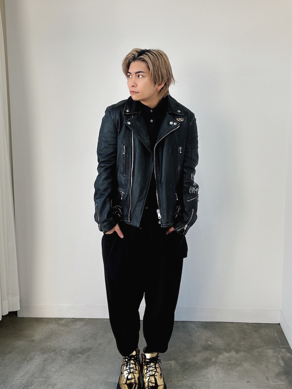 ブラック系のライダースジャケット、ブラック系のライダースジャケット、ブラック系のスラックスを着用したメンズの秋コーディネートの3枚目の写真