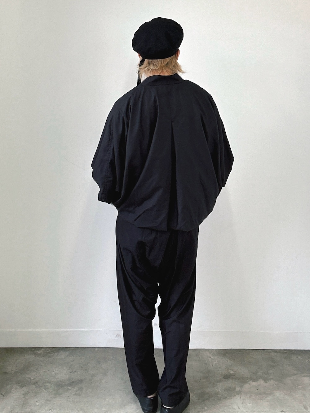 ブラック系のローファー、ブラック系のスラックス、ブラック系のテーラードジャケットを着用したメンズの春コーディネートの2枚目の写真