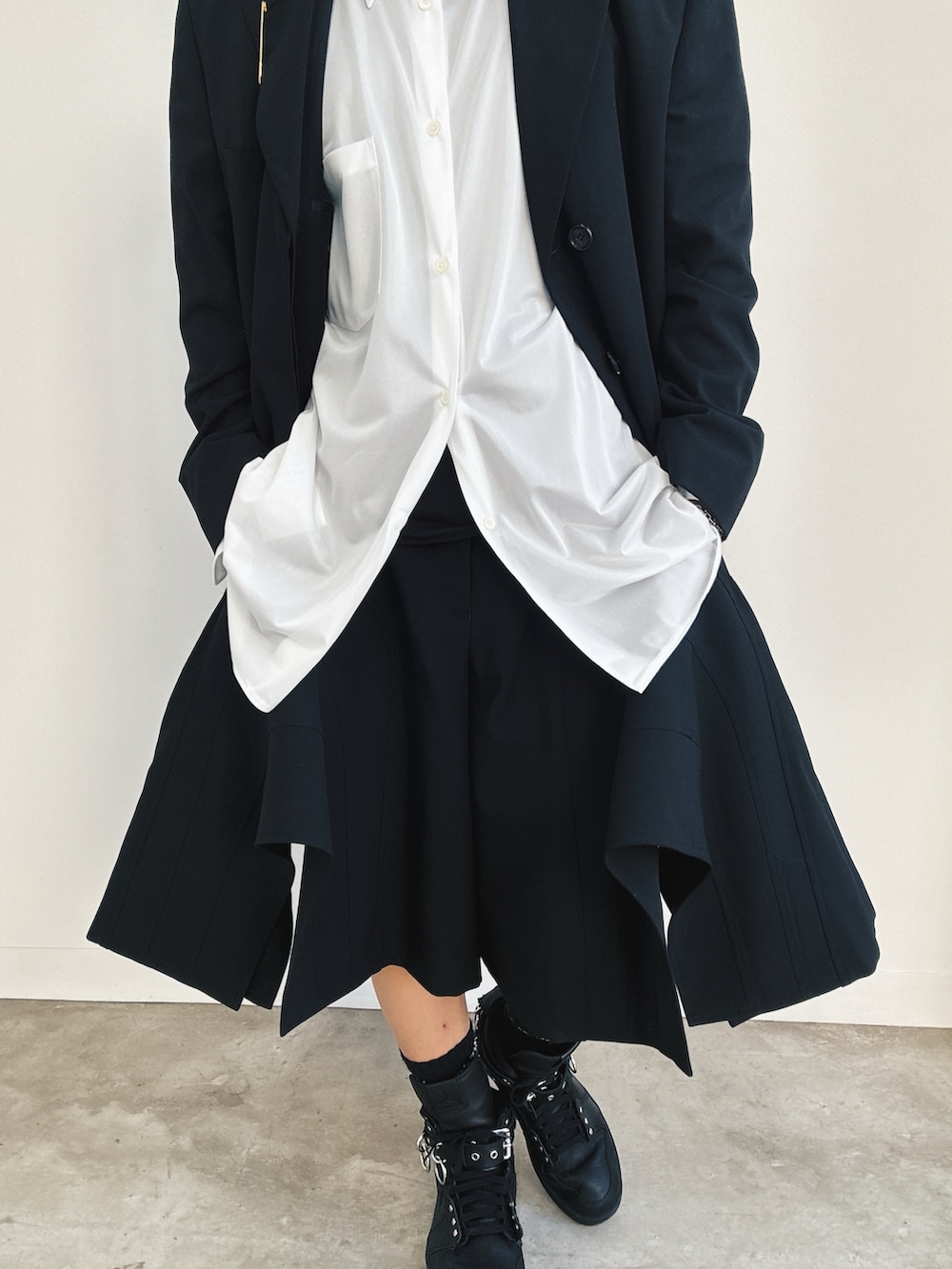 ブラック系のスニーカー、ブラック系のスニーカー、ブラック系のパンツを着用したメンズの冬コーディネートの3枚目の写真