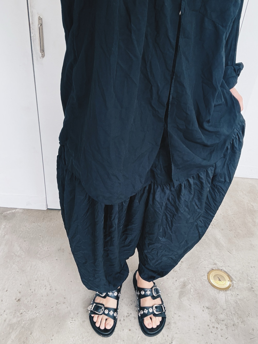 ブラック系のサンダル、ブラック系のパンツ、ブラック系のシャツ/ブラウスを着用したメンズの夏コーディネートの2枚目の写真
