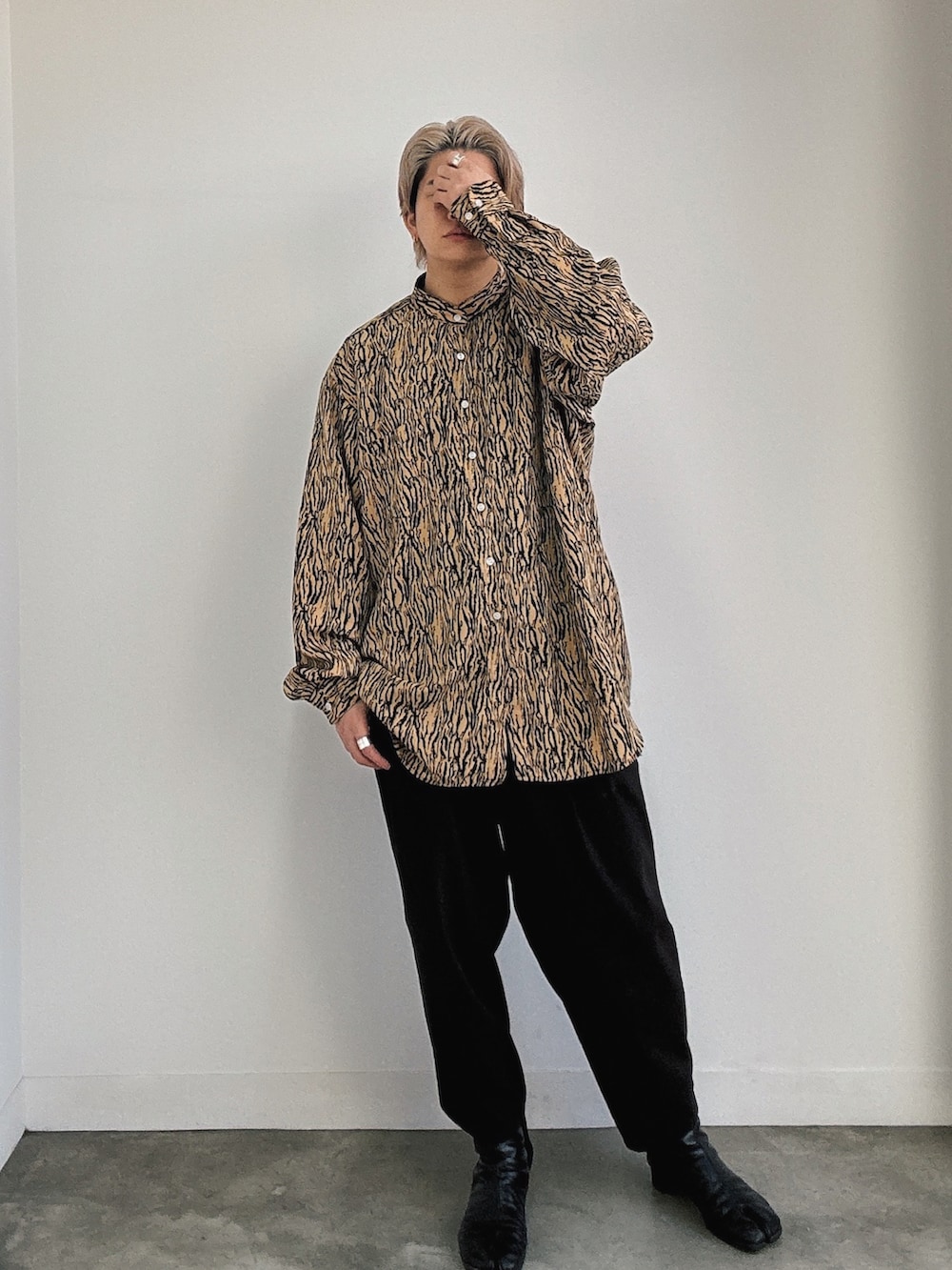 ブラック系のブーツ、ブラック系のスラックス、ベージュ系のシャツ/ブラウスを着用したメンズの冬コーディネートの2枚目の写真