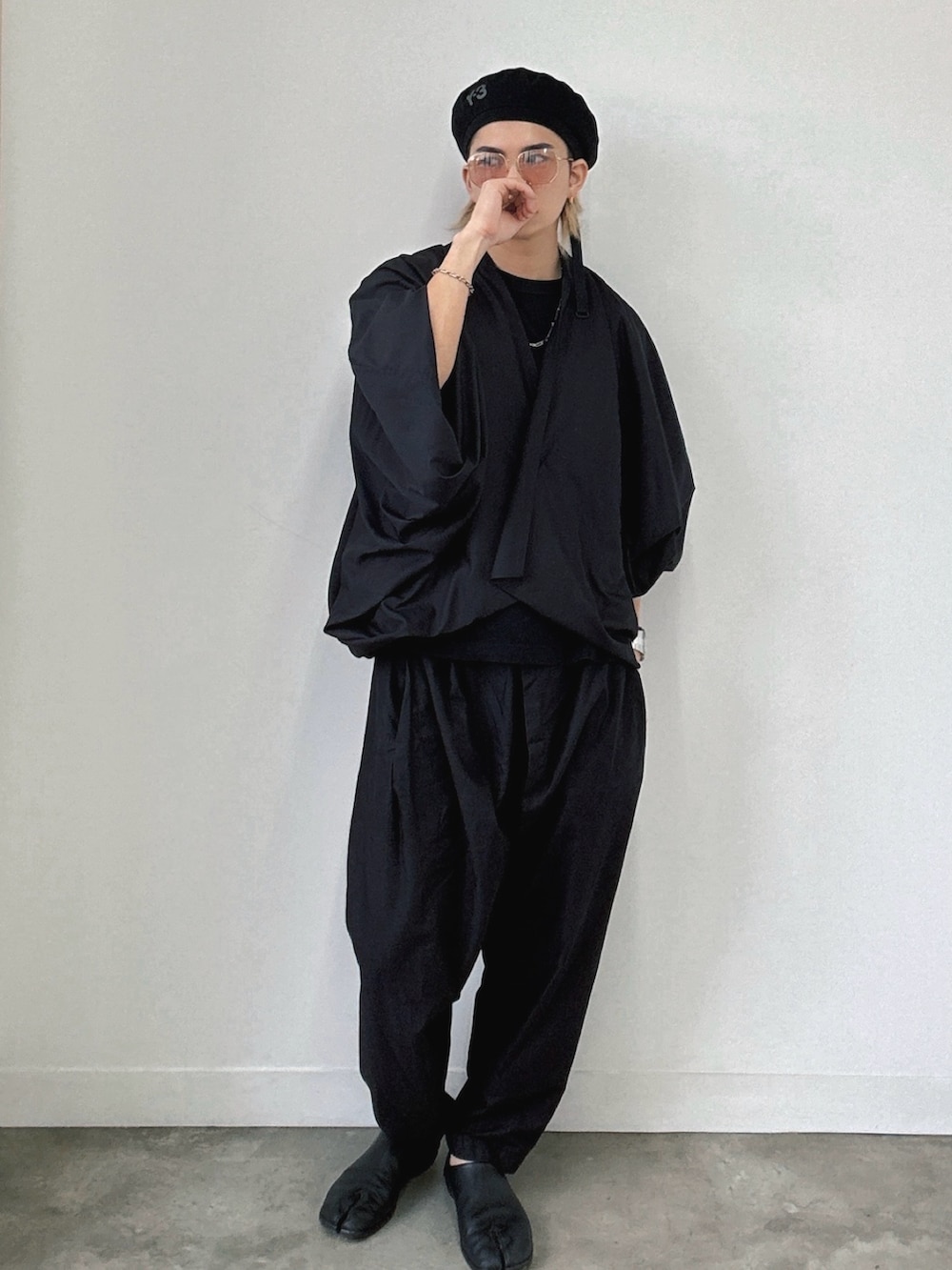 ブラック系のローファー、ブラック系のスラックス、ブラック系のテーラードジャケットを着用したメンズの春コーディネートの3枚目の写真