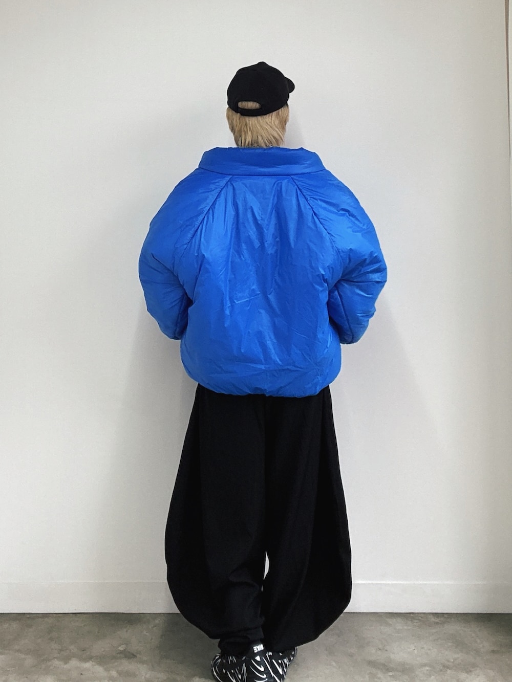 ブラック系のスニーカー、ブラック系のスニーカー、ブラック系のスラックスを着用したメンズの冬コーディネートの2枚目の写真