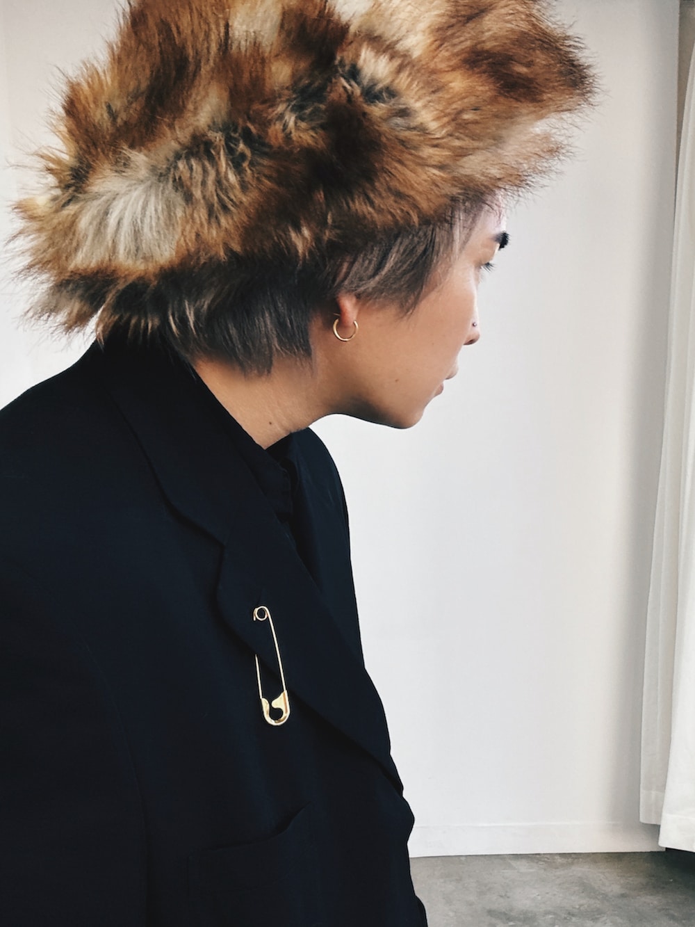 ブラック系のブーツ、ブラック系のスラックス、ブラック系のテーラードジャケットを着用したメンズの冬コーディネートの3枚目の写真