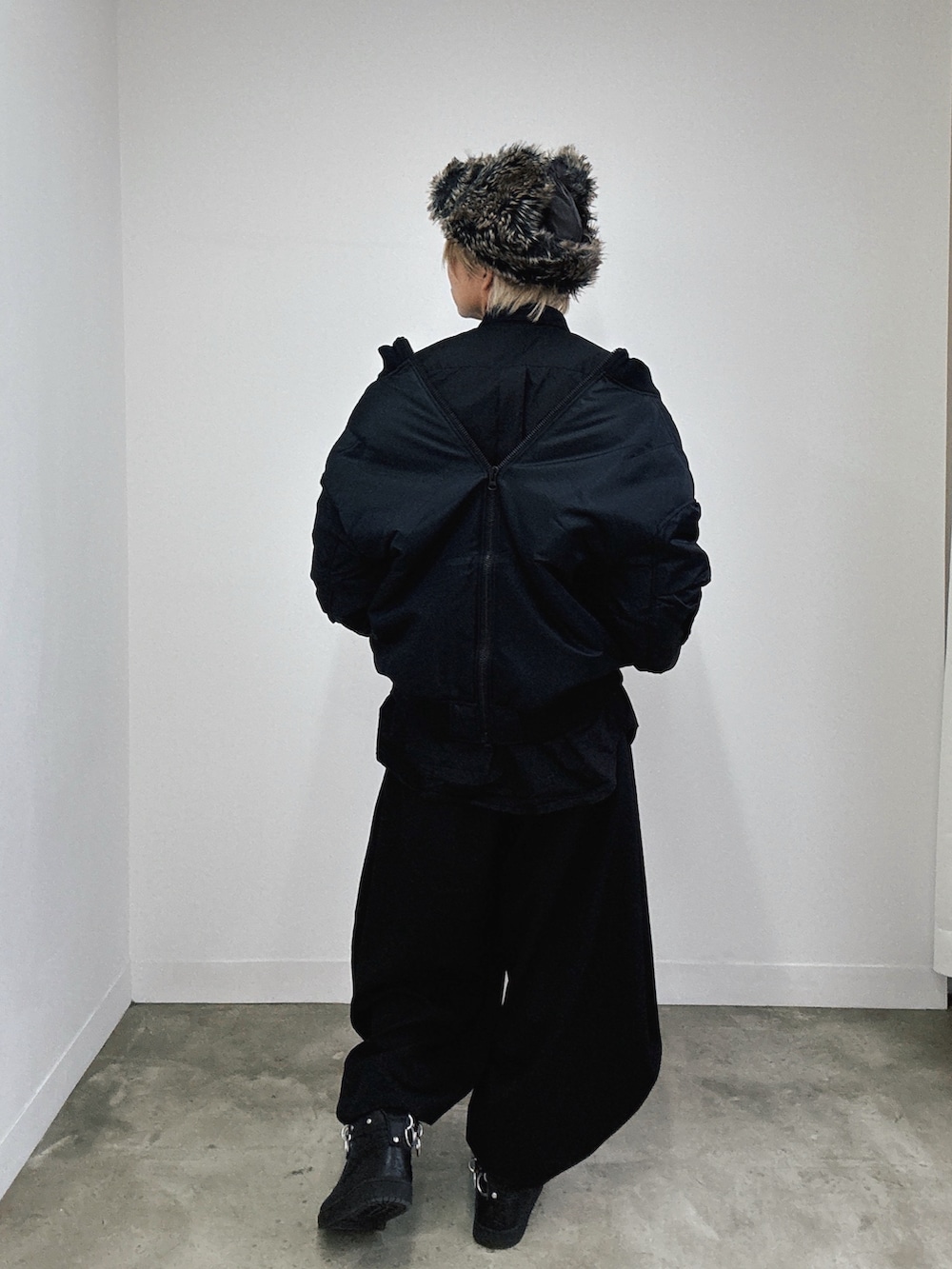 ブラック系のシャツ/ブラウス、ブラック系のスラックス、ブラック系のスニーカーを着用したメンズの冬コーディネートの2枚目の写真