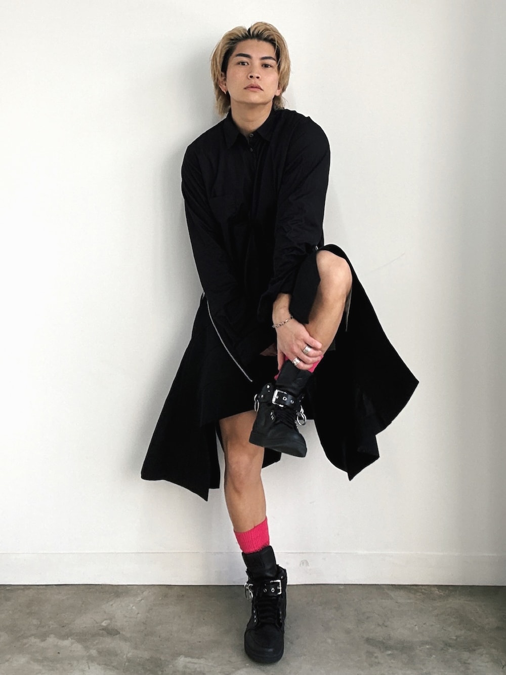 ブラック系のスニーカー、ブラック系のスニーカー、ブラック系のその他パンツを着用したメンズの冬コーディネートの2枚目の写真