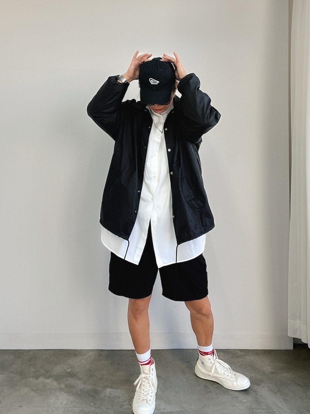 ホワイト系のスニーカー、ブラック系のその他パンツ、ホワイト系のシャツ/ブラウスを着用したメンズの秋コーディネートの3枚目の写真