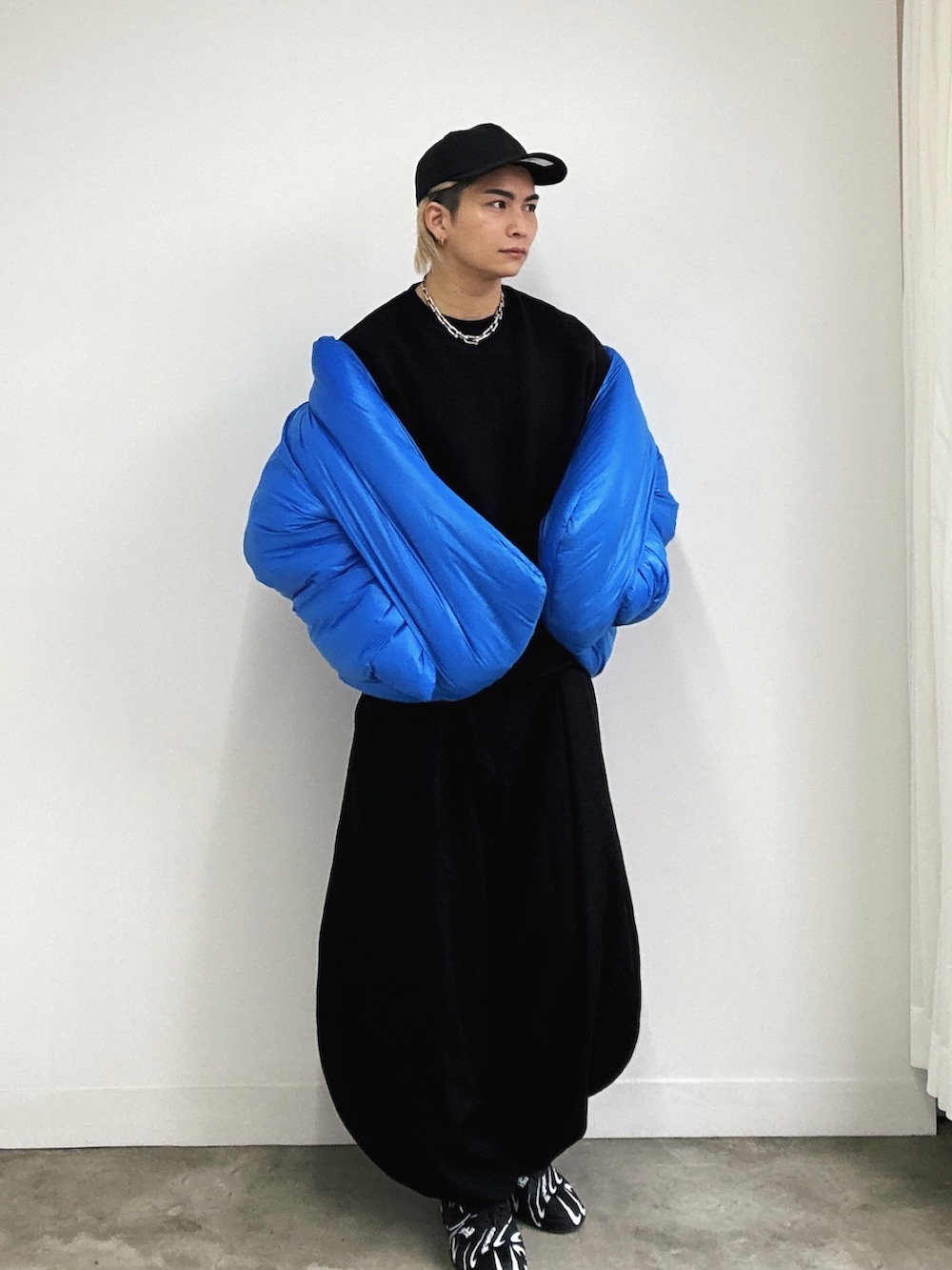 ブラック系のスニーカー、ブラック系のスニーカー、ブラック系のスラックスを着用したメンズの冬コーディネートの3枚目の写真