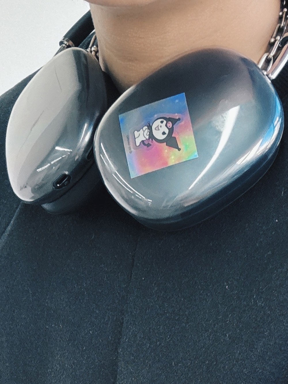 ブラック系のスニーカー、ホワイト系のスニーカー、ブラック系のスラックスを着用したメンズの冬コーディネートの4枚目の写真