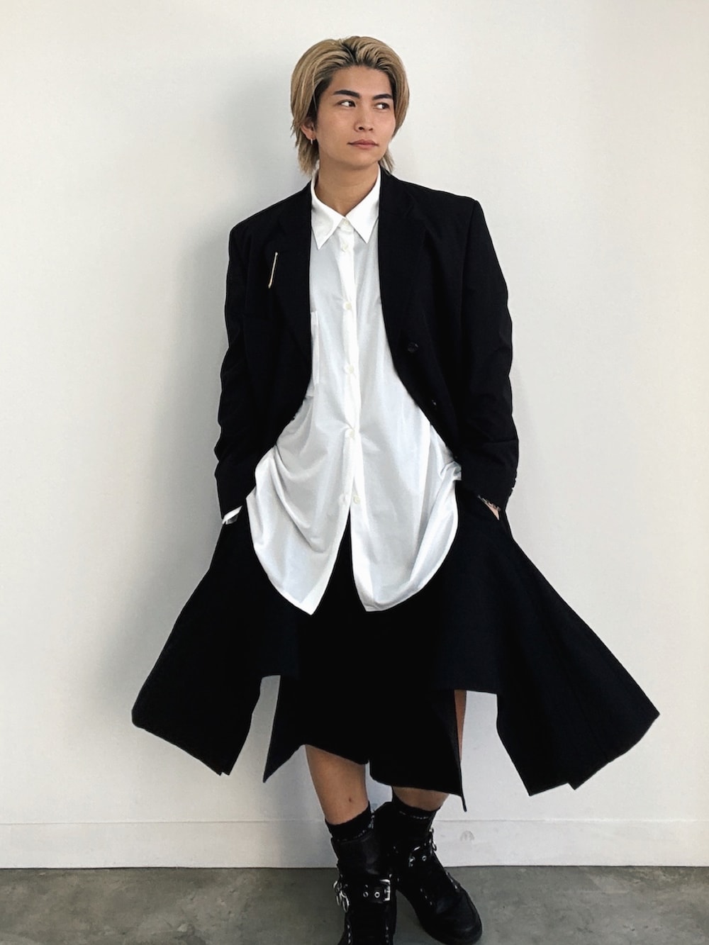 ブラック系のスニーカー、ブラック系のスニーカー、ブラック系のパンツを着用したメンズの冬コーディネートの2枚目の写真