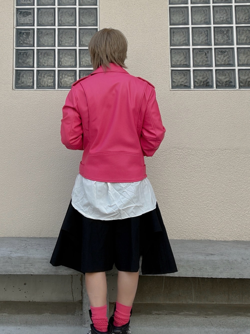 ブラック系のスニーカー、ブラック系のスニーカー、ブラック系のその他パンツを着用したメンズの春コーディネートの2枚目の写真