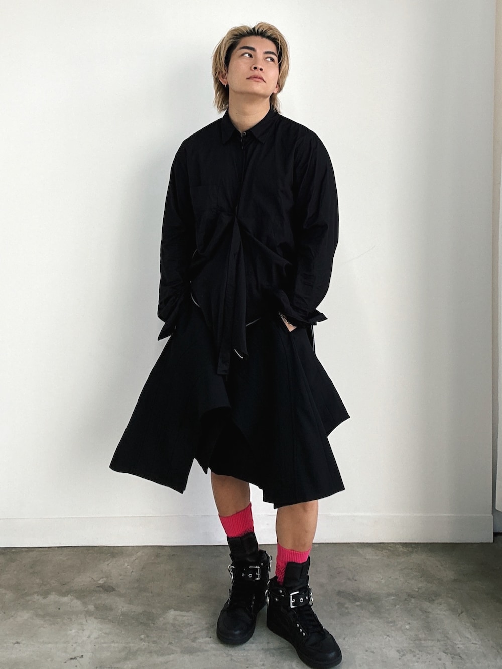 ブラック系のスニーカー、ブラック系のスニーカー、ブラック系のその他パンツを着用したメンズの冬コーディネートの3枚目の写真