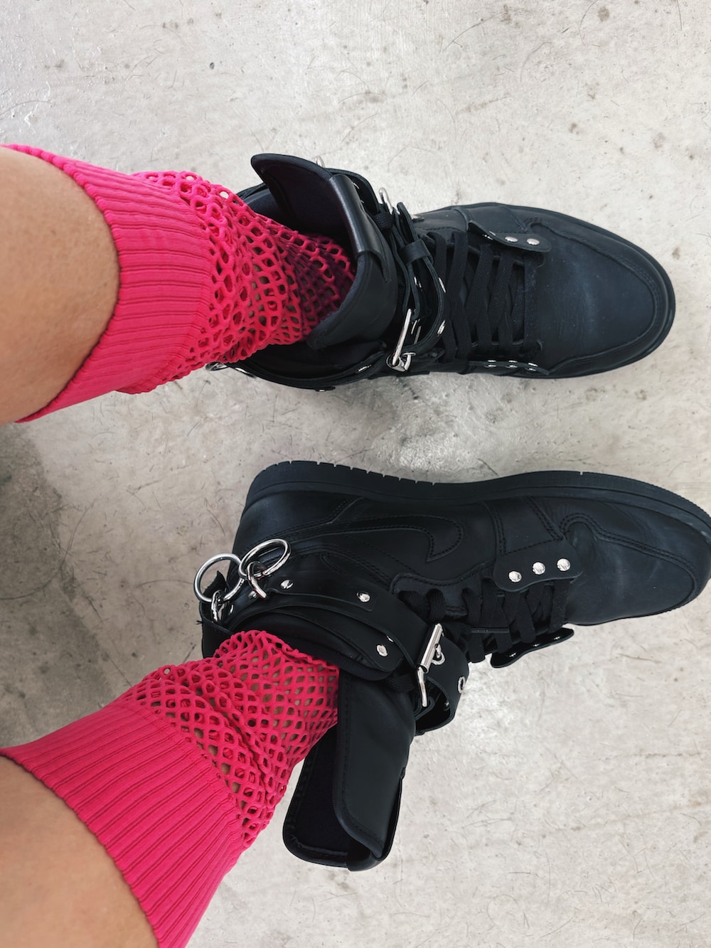 ブラック系のスニーカー、ブラック系のスニーカー、ブラック系のその他パンツを着用したメンズの冬コーディネートの4枚目の写真