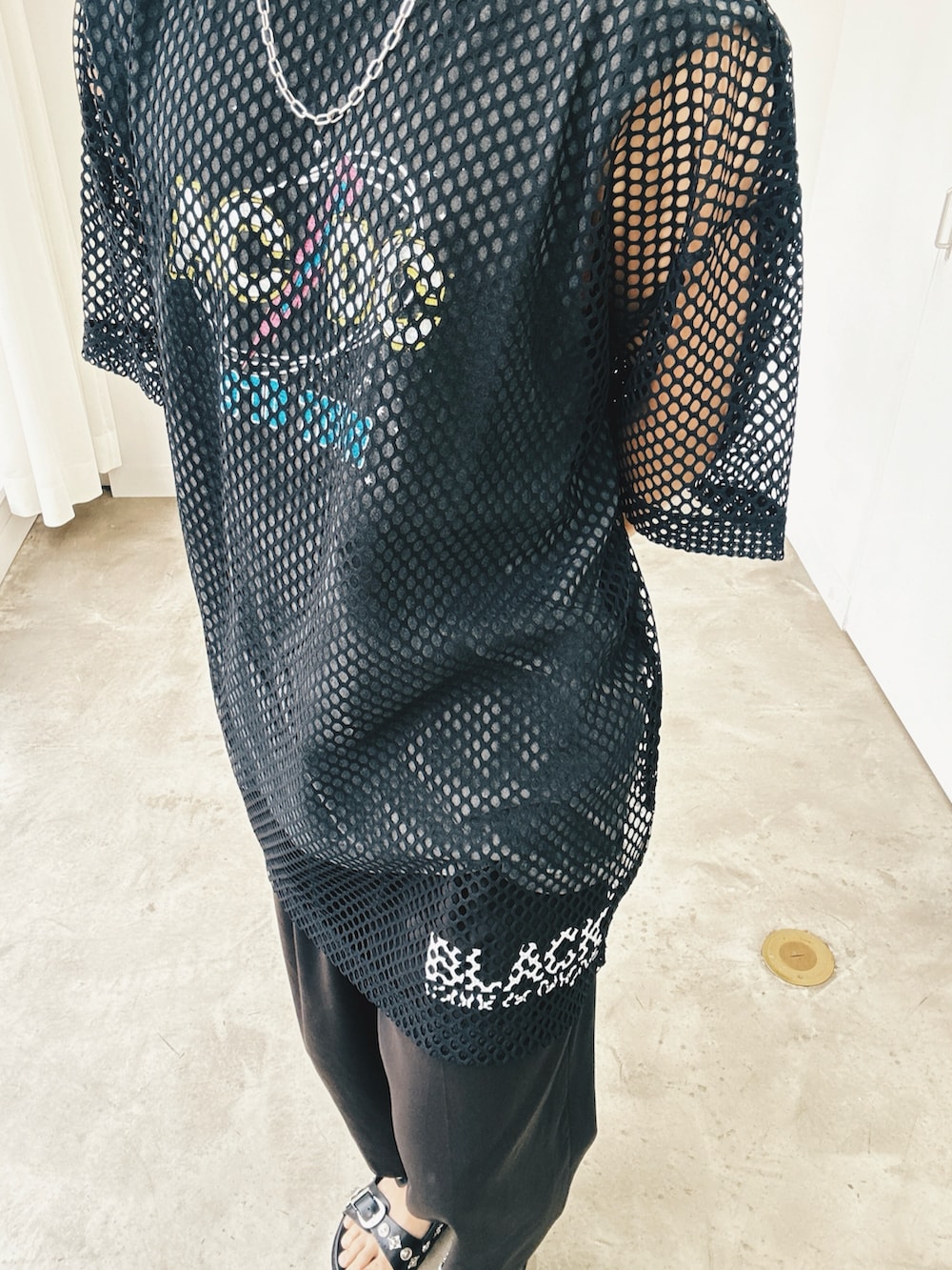 ブラック系のサンダル、ブラック系のスラックス、ブラック系のその他トップスを着用したメンズの春コーディネートの3枚目の写真