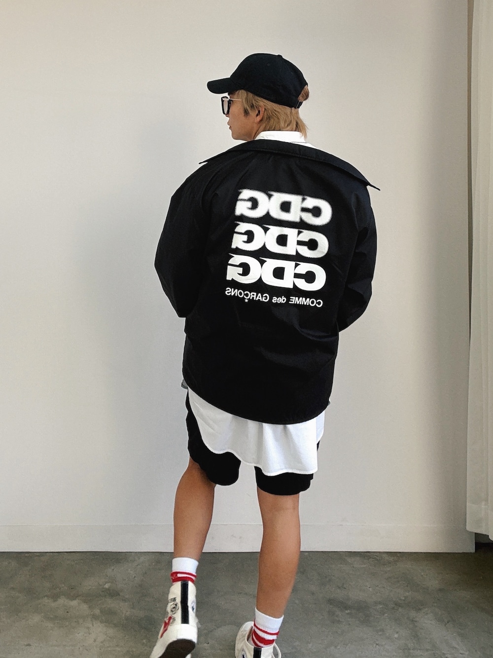 ホワイト系のスニーカー、ブラック系のその他パンツ、ホワイト系のシャツ/ブラウスを着用したメンズの秋コーディネートの2枚目の写真