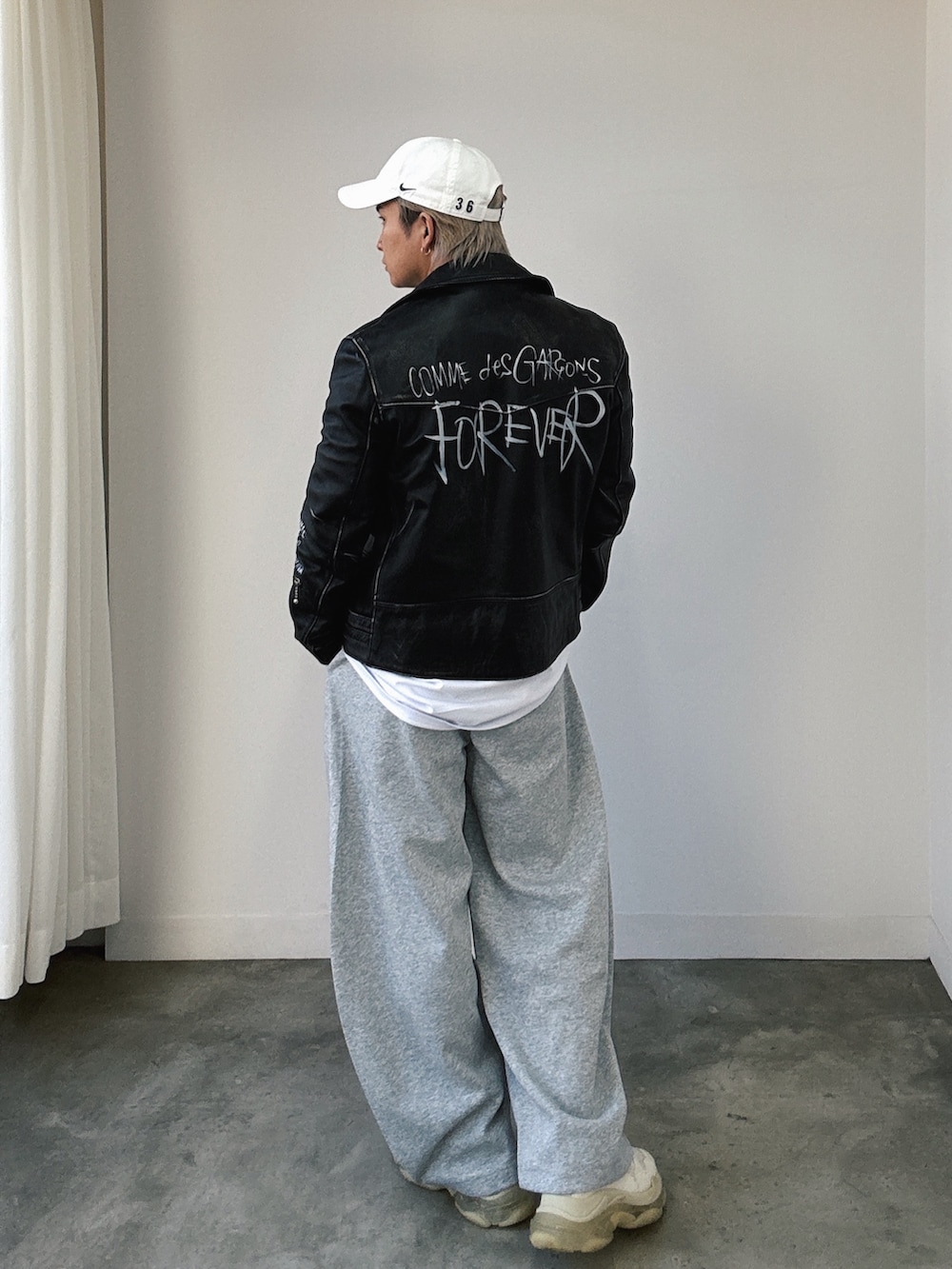 ホワイト系のTシャツ/カットソー、ブラック系のライダースジャケット、ブラック系のライダースジャケットを着用したメンズの秋コーディネートの2枚目の写真