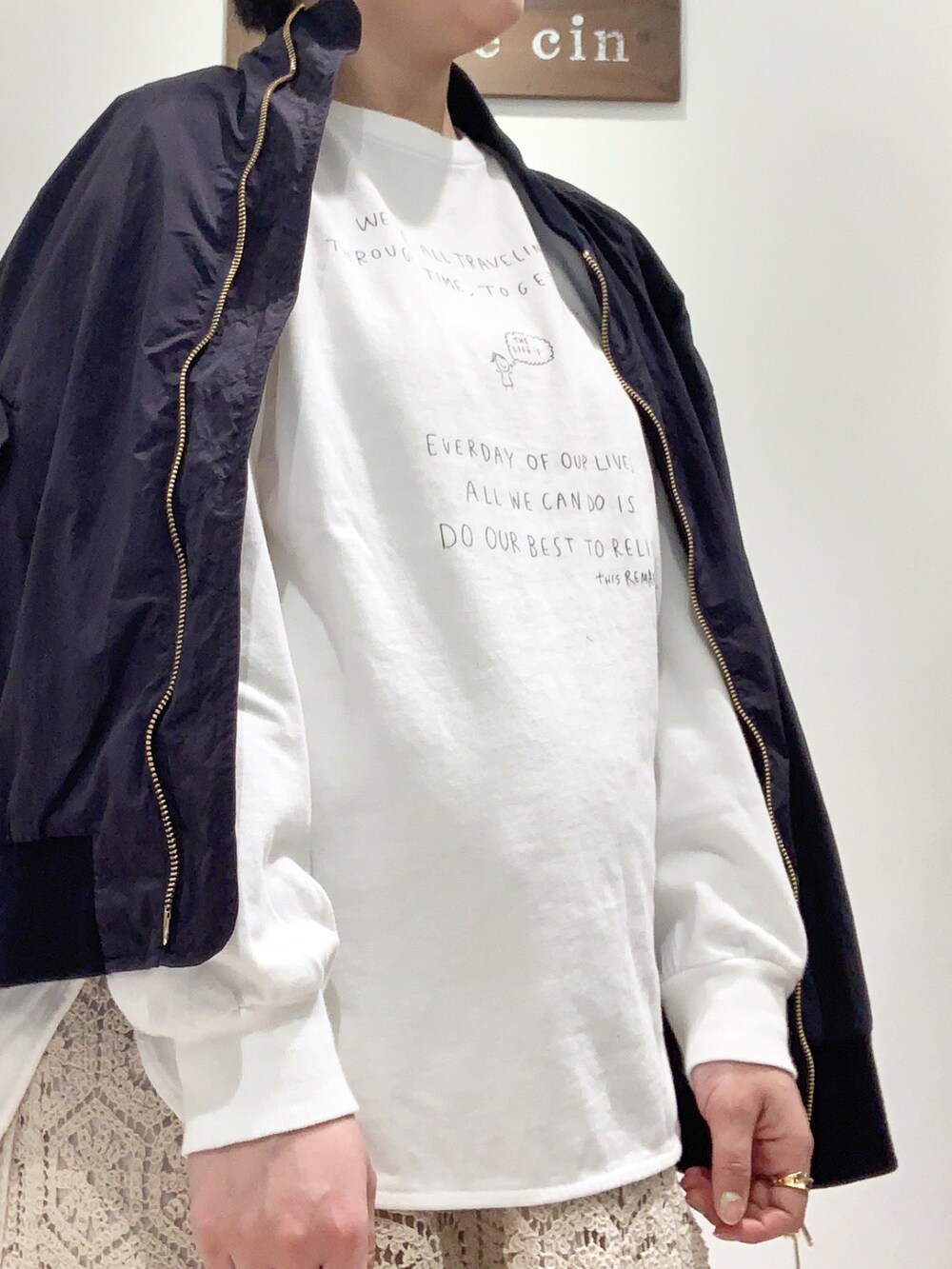 「MA-1、プリントT、オトナ女子、ゆるコーデ、レース、レーススカート、ロゴT、春コーデ、春、pualcecin、高身長女子」｜「PUAL CE CINの太糸レース編みスカート（スカート、グレー系）」を使った、suzuさん（レディース・167cm）の春コーディネートの5枚目の写真
