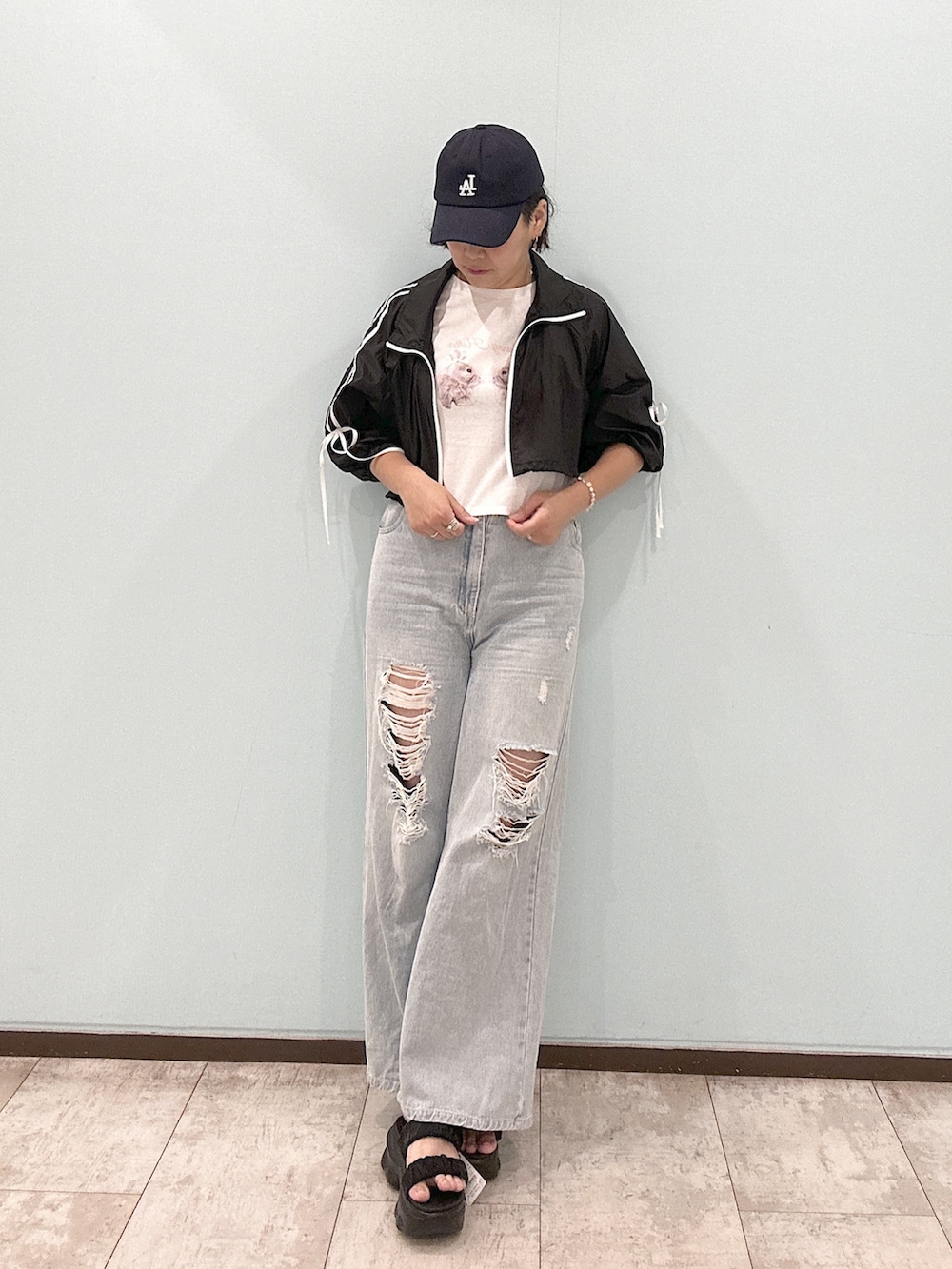 「Tシャツ、プリントT、デニム、デニムパンツ、ダメージデニムパンツ、シンプルコーデ、シンプル、シンプルスタイル」｜「OLIVE des OLIVEのアソートプリントTシャツ（Tシャツ/カットソー、ホワイト系）」を使った、suzuさん（レディース・167cm）の夏コーディネートの2枚目の写真