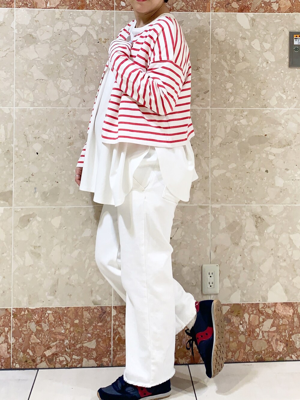 「春カラー、カジュアル、ゆるコーデ、スニーカー、pualcecin、高身長女子、高身長コーデ、ワントーンコーデ、白Tシャツ、ボーダー、ボーダートップス」｜「PUAL CE CINのルーズカツラギＪＡＰＡＮデニムパンツ（デニムパンツ、ホワイト系）」を使った、suzuさん（レディース・167cm）の春コーディネートの2枚目の写真