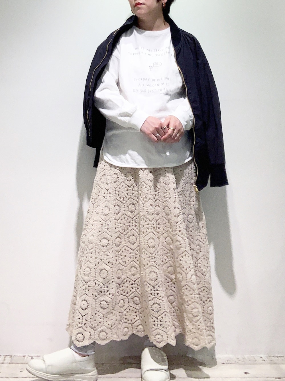「MA-1、プリントT、オトナ女子、ゆるコーデ、レース、レーススカート、ロゴT、春コーデ、春、pualcecin、高身長女子」｜「PUAL CE CINの太糸レース編みスカート（スカート、グレー系）」を使った、suzuさん（レディース・167cm）の春コーディネートの3枚目の写真