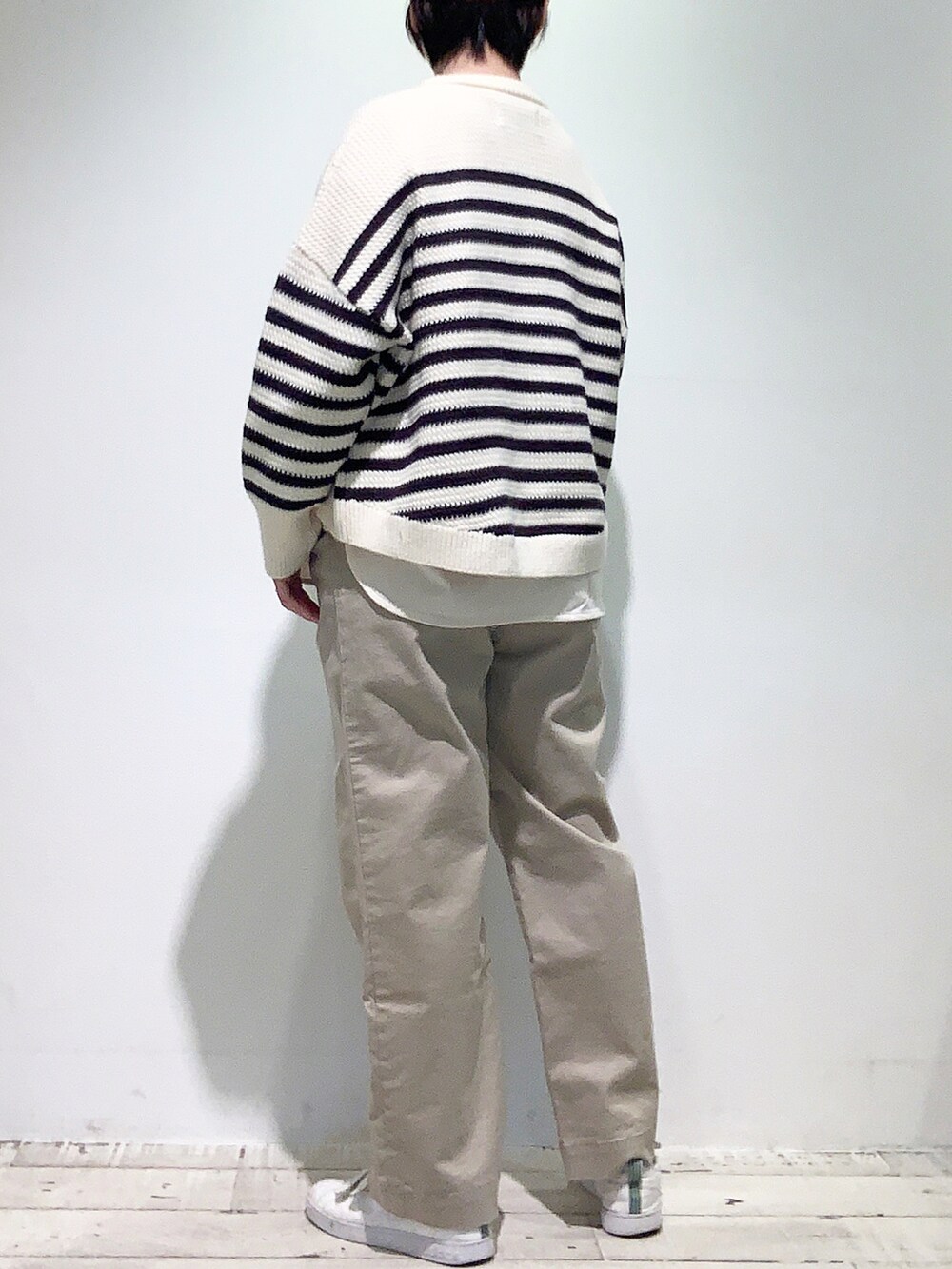「ワントーンコーデ、淡色コーデ、ボーダー、カーディガン、チノパン、ベージュ、アイボリー、スニーカー、スニーカーコーデ、オトナカジュアル、pualcecin、高身長女子」｜「PUAL CE CINのＪＡＰＡＮ　ＭＡＤＥ　ストレッチＰＴ（その他パンツ、ベージュ系）」を使った、suzuさん（レディース・167cm）の冬コーディネートの3枚目の写真